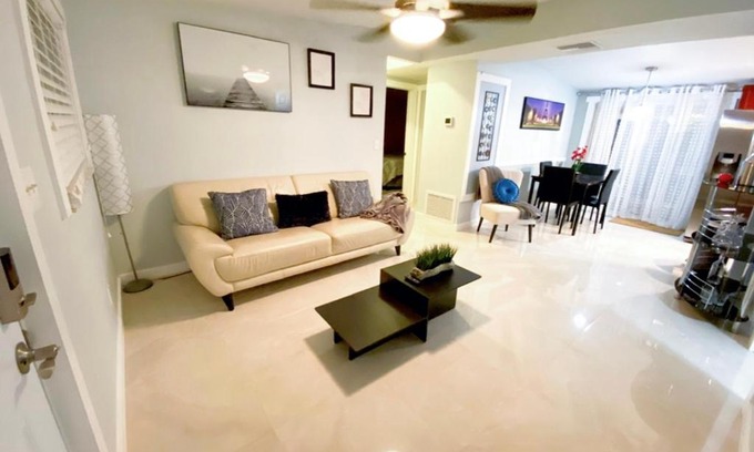 Tampa House | Cozy 3 Bedroom 2 bathroom house 5 minutes away from TPA International Airport