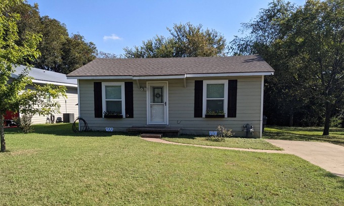 North Waco House | Cozy 3 bedroom Rustic **MINUTES FROM MAGNOLIA!!**