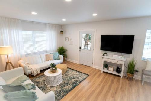 East Tampa House | Cozy 3br With Patio & Yard Near Ybor City