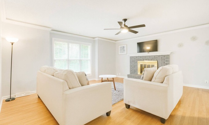 Bethel House | Cozy 3BR2.5 BA House by Legends Sleeps 8, 5 beds