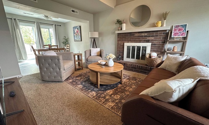 Columbia House | Cozy 4-bedroom townhome with spacious backyard–7 min to campus, 3 min to coffee!
