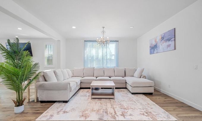 Ontario House | Cozy 5B4.5B|Communal Pool|Pets OK|Garage & Driveway|Specious Backyard #42465