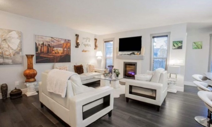 Southwest Edmonton House | Cozy and beautiful three bedroom house close to lake