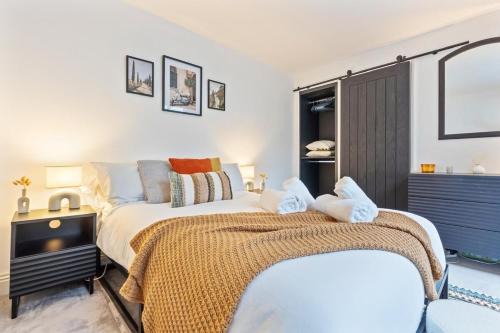 Fulham Broadway Apartment | Cozy and Quiet Central 2 minutes walk from Main Street flat w Garden