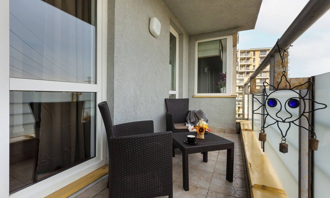 Mokotow Apartment | Cozy Apartment Near Airport by Renters