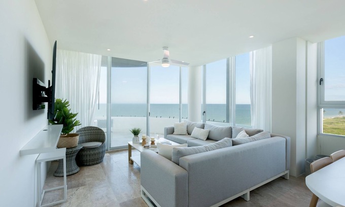 Miramar Apartment | Cozy beachfront apartment with ocean views, pool and balcony