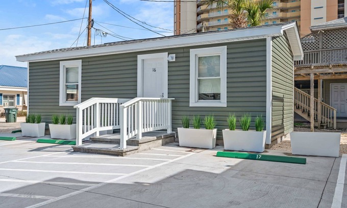 Ash House | Cozy Beachside Bungalow| Snow Birds welcome!