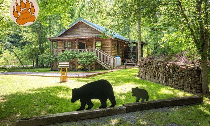Sevierville House | Cozy Bear, Free Attraction Tickets, Hot Tub, WIFI, Fireplace!