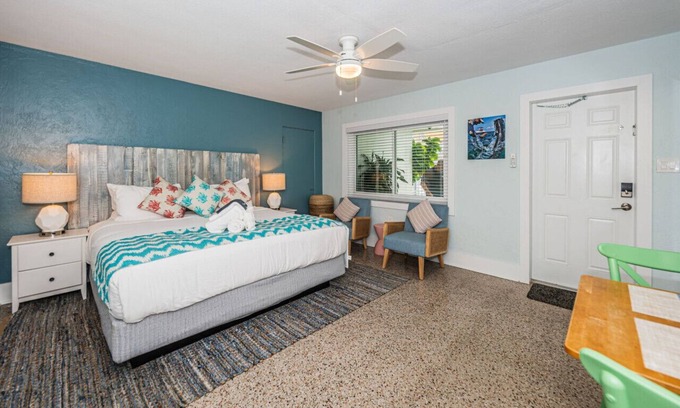 Sunset Beach Hotel | Cozy boutique studio room with a Pool