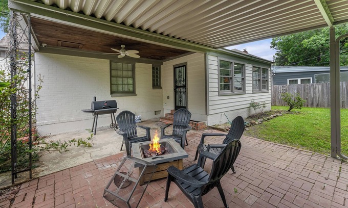 University District House | Cozy Bungalow in Highland Park