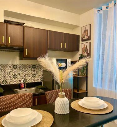 Pinagsama Apartment | Cozy Cabin by JLS Near Venice Grand Canal Mall
