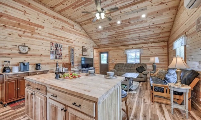 Fredericksburg Cabin | Cozy Cabin Firepit and Grill & 10 Mins to Main St