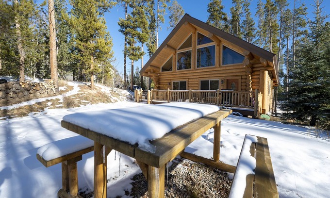 Grand Lake Cabin | Cozy cabin near RMNP w/deck & fireplace