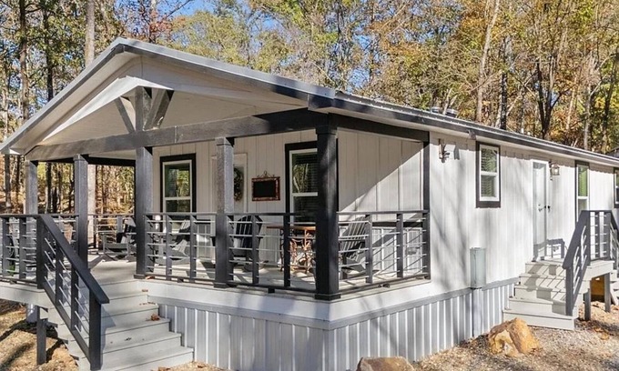 Broken Bow Cabin | Cozy Cabin with Hot Tub, Deck & BBQ