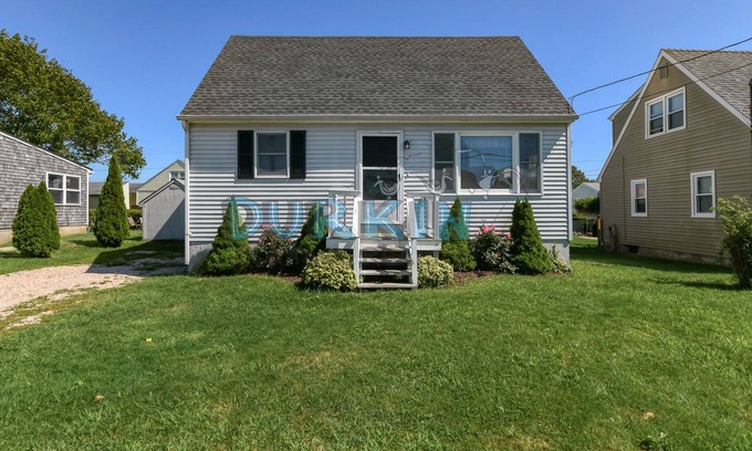 Eastward Look House | Cozy Cape, Water View, Close to Beach, Private Yard