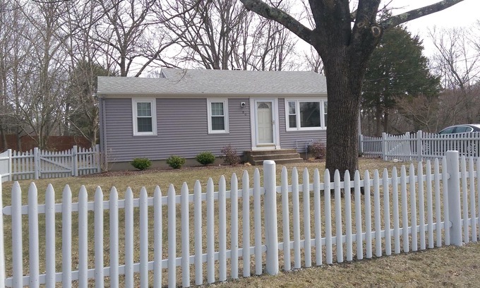 East Greenwich House | Cozy, Centrally Located East Greenwich Cottage
