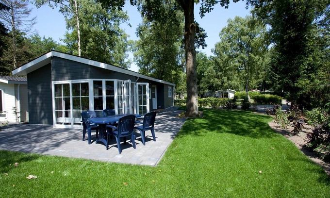 Noordoostelijk van Schaarsbergen Ski Chalet | Cozy chalet in a holiday park