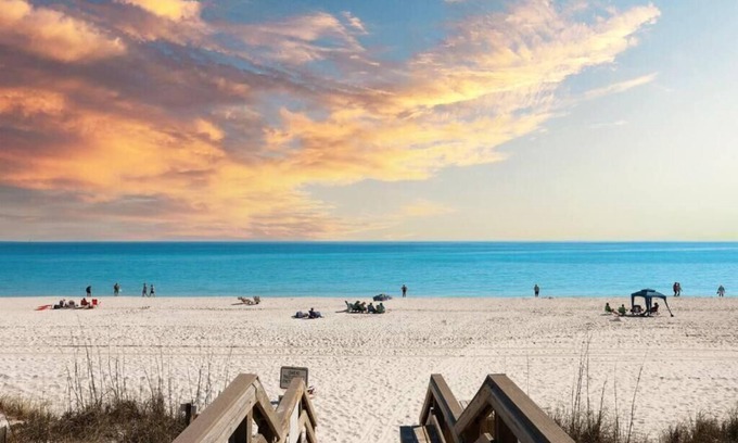 Navarre House | Cozy Coastal Retreat – Perfect for Fall Getaways! Firepit, Hammock & Fun