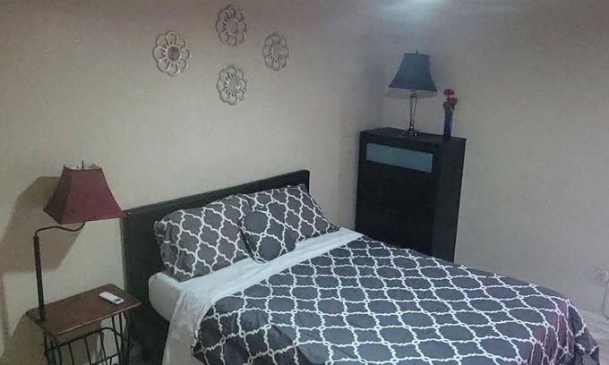 Clodine Condo | Cozy Condo2, surrounded by shopping & eateries