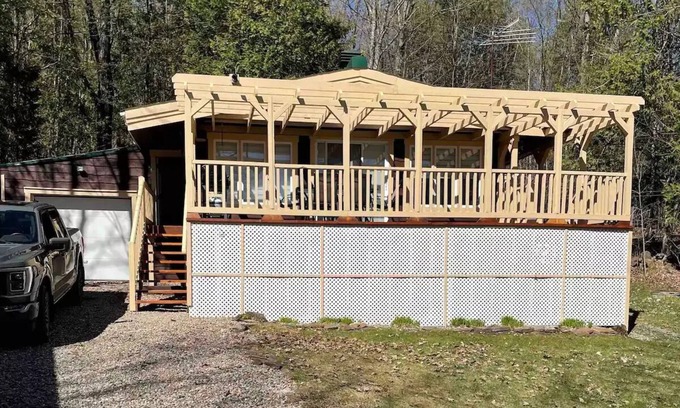Lac Sainte-Marie Cottage | Cozy Cottage close to golf, great hiking trails and lake with beautiful views