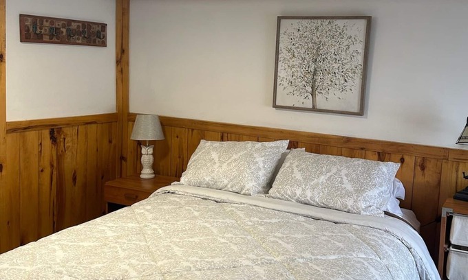 Traverse City Cottage | Cozy Cottage in Traverse City. Close to town and numerous lakes