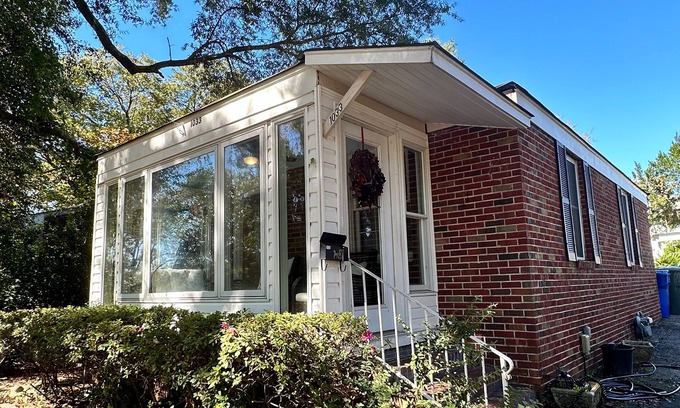 Earlewood House | Cozy Cottage located downtown Columbia Minutes from USC & Ft. Jackson