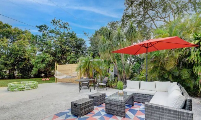Delray Beach Cottage | Cozy cottage on Atlantic Ave under 1mi from Beach!