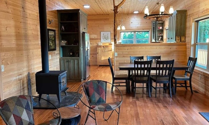 Pineville Cabin | Cozy country cabin near Northwest Arkansas