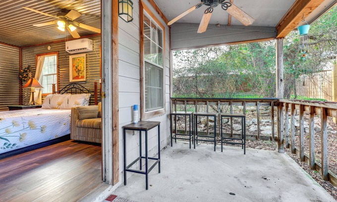 Canyon Lake Apartment | Cozy Couple's Cottage w/View Near Canyon Lake!