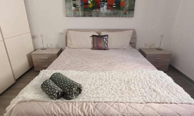 Pembroke Apartment | Cozy Double Room + Private Bath – Pembroke Stay