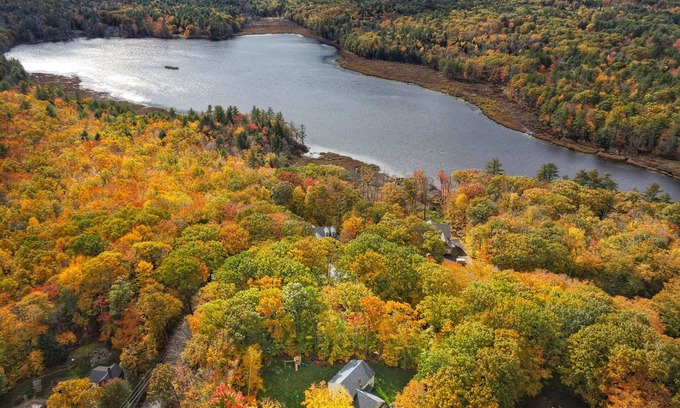 Meredith House | Cozy family friendly home in the lakes region with outdoor cedar sauna