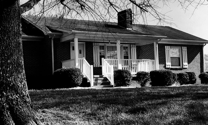 Wilkesboro House | Cozy Farmhouse close to the Country Club, MerleFest and Apple Festival