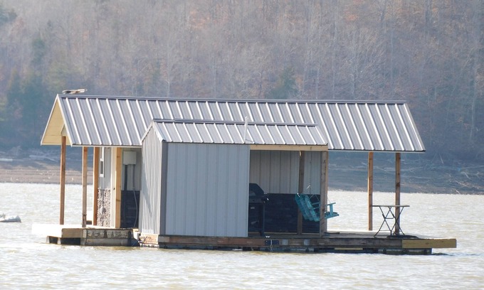 New Tazewell Cabin | Cozy floating home with WiFi, AC in peaceful New Tazewell on Norris Lake