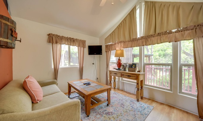 Fredericksburg Cabin | Cozy Fredericksburg Cabin with Shared Hot Tub!