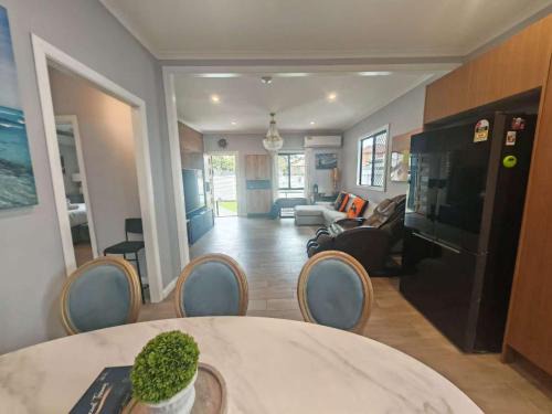 Cannon Hill House | COZY Holiday House just 15 mins from Brisbane City next to Train Station