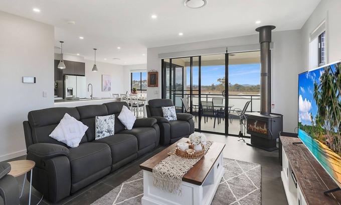 Central Mudgee House | Cozy Home Illalangi with Fireplace, Garden and BBQ