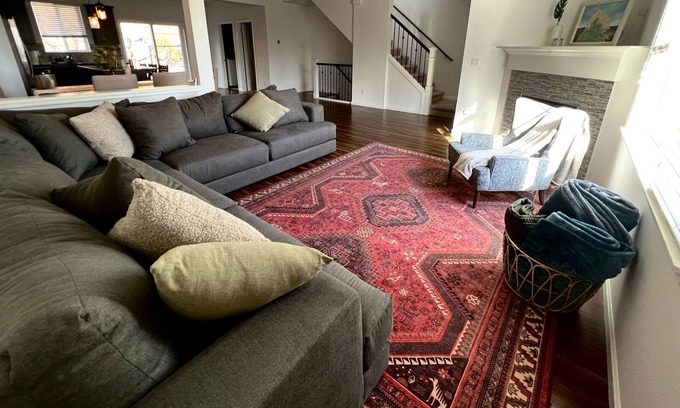 Bull Mountain House | Cozy Home on a Hill/ 25min from portland