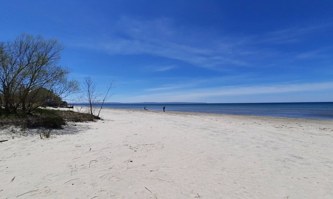 Wasaga Beach House | Cozy home with all the amenities you need, just 1min walk from a beautiful beach