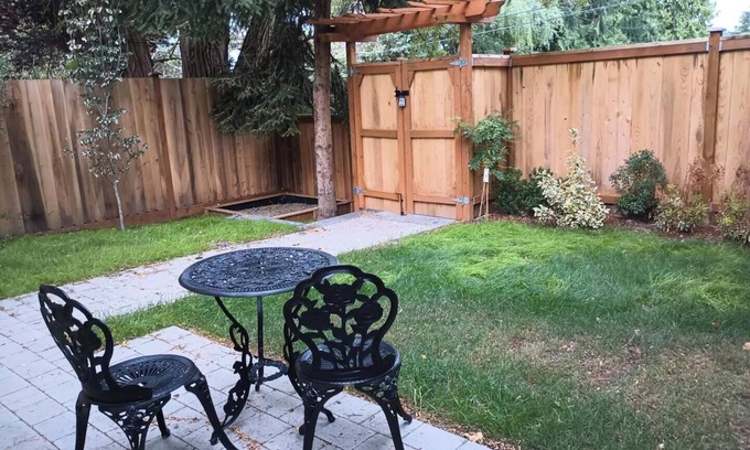 Lake City House | Cozy house close to Lake Washington with AC and a front and back yard