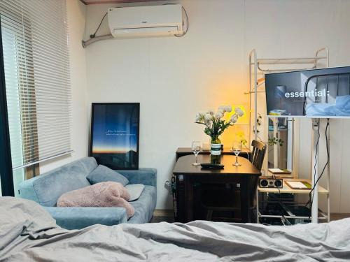 Jinju Apartment | Cozy house with terrace Near the courthouse shift Netflix available for free Board games