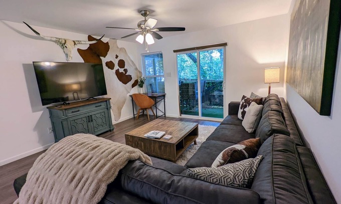 South Lamar House | Cozy in Heart of S. Lamar - Longer stay discounts available.