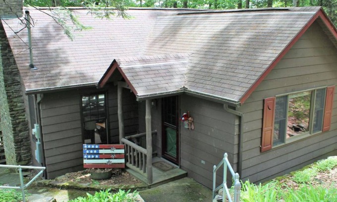 Paupack Cabin | Cozy Lakefront Cabin with private dock - kid and pet friendly!