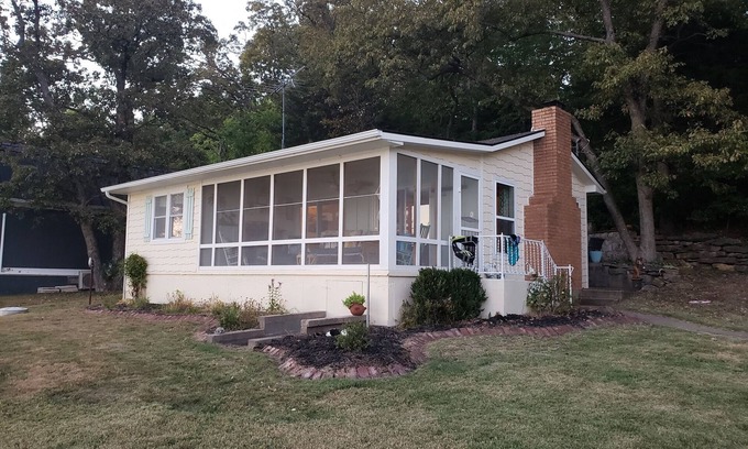 Fort Scott Cottage | Cozy Lakeside Cottage