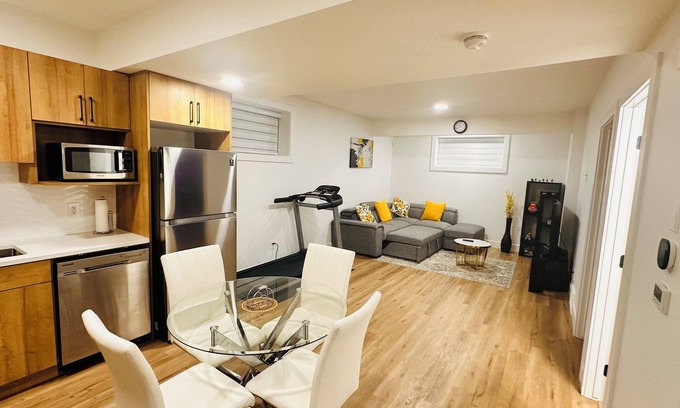 Southwest Edmonton House | Cozy Legal BSMT Suite| Sleeps 6| YEG Airport| West Edmonton Mall
