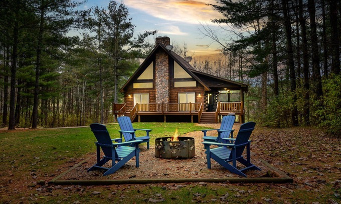 Laurelville Cabin | Cozy Log Cabin in Hocking Hills! Hot Tub! Pool Table! Pet Friendly!