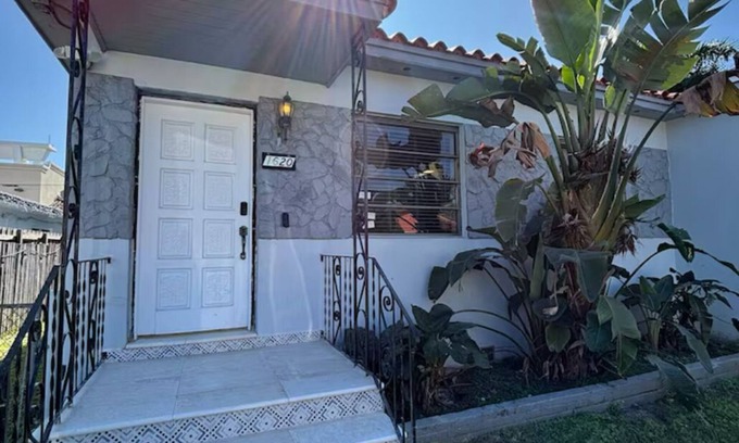 East Little Havana House | Cozy & peaceful historic Bungalow steps from ballpark