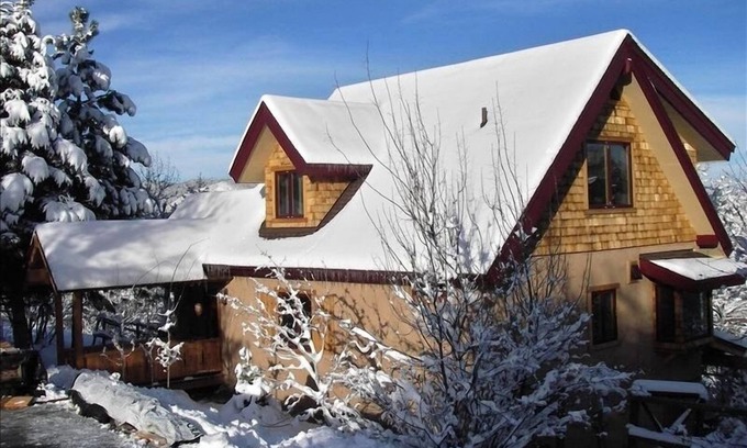 Steamboat Springs Ski Chalet | COZY PIVATE Chalet, SPECTACULAR VIEWS 2 DECKS , HOT TUB, WIFI, 2 TVs, Petsnn