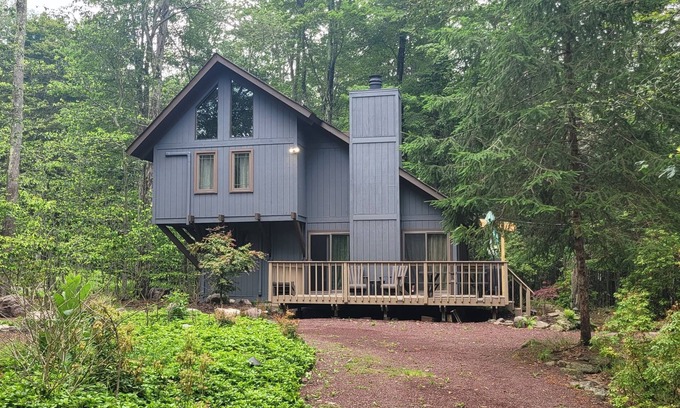 Pocono Pines Cabin | Cozy Pocono retreat for all seasons! Family-sized, pets welcome.