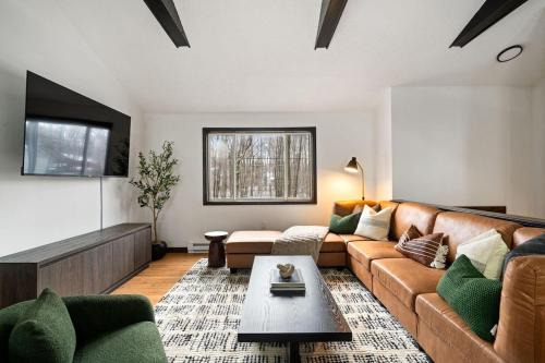 Tobyhanna House | Cozy Poconos Retreat - pool table, hot tub, fire pit