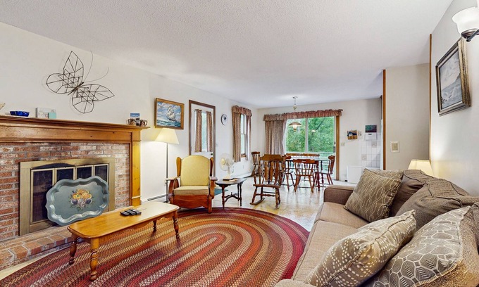 Dennis House | Cozy, Quiet, Secluded - within Short Walk of the Beach